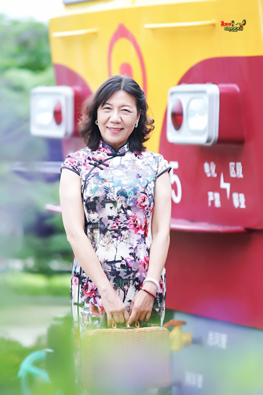 【旧铁路站台美女】---安吉尔