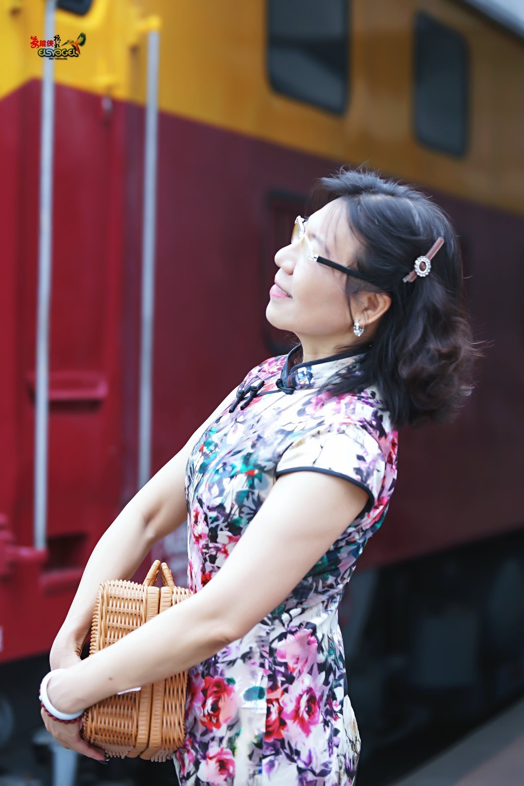 【旧铁路站台美女】---安吉尔