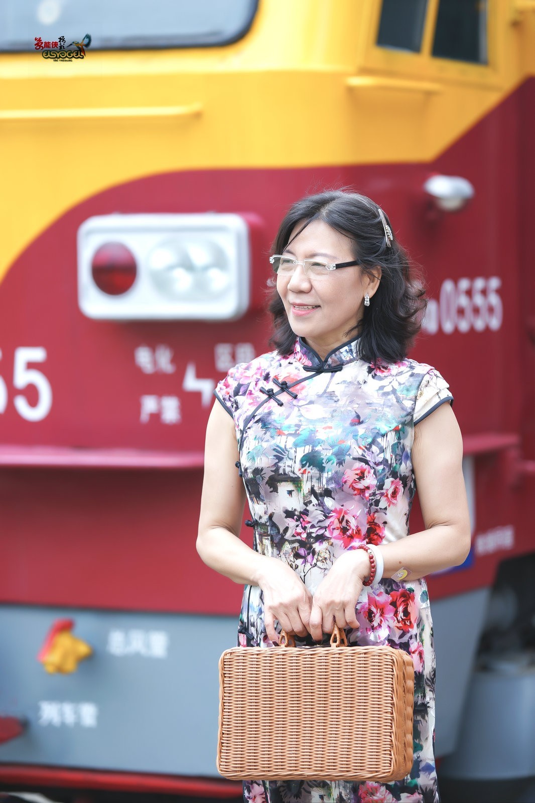 【旧铁路站台美女】---安吉尔