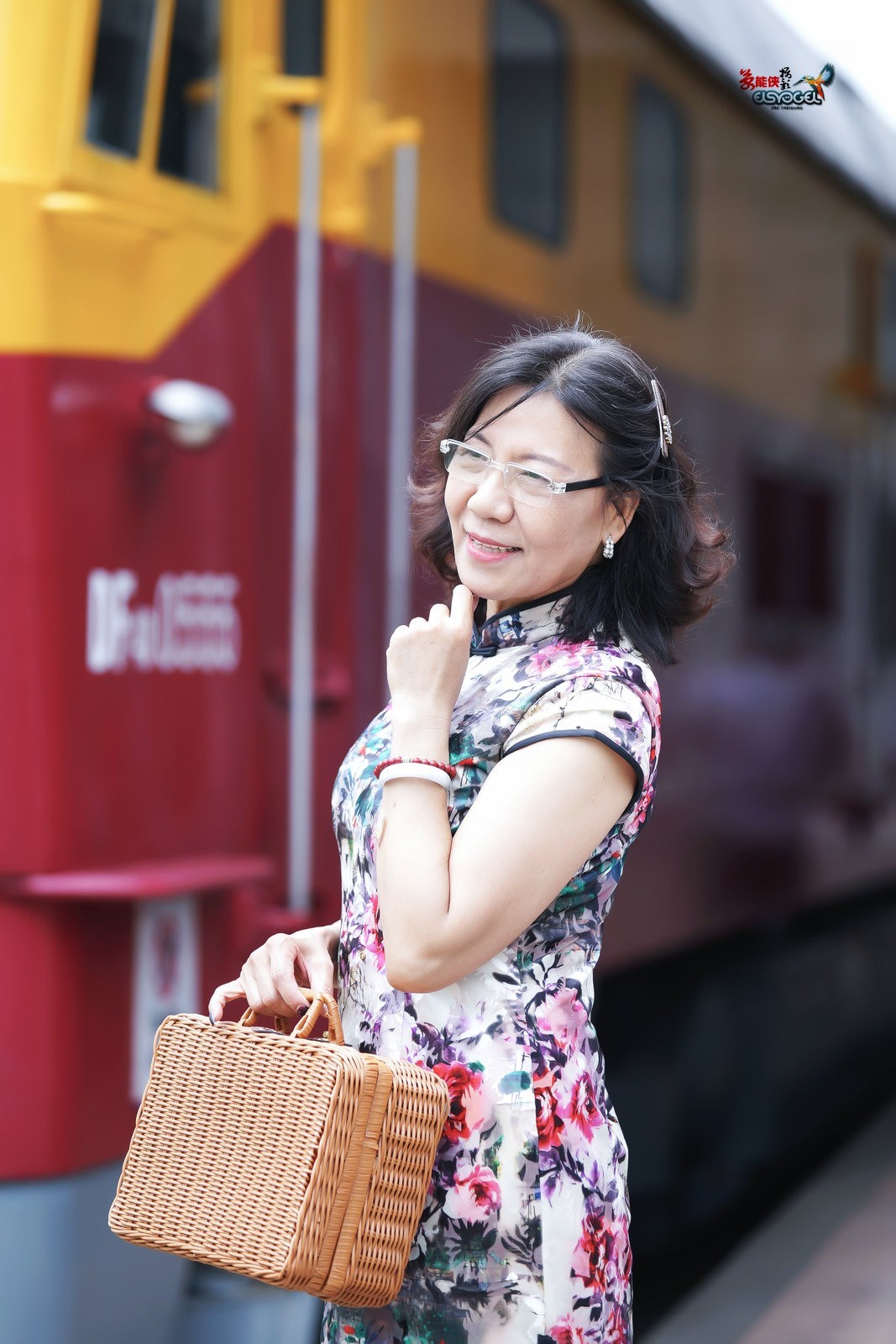 【旧铁路站台美女】---安吉尔