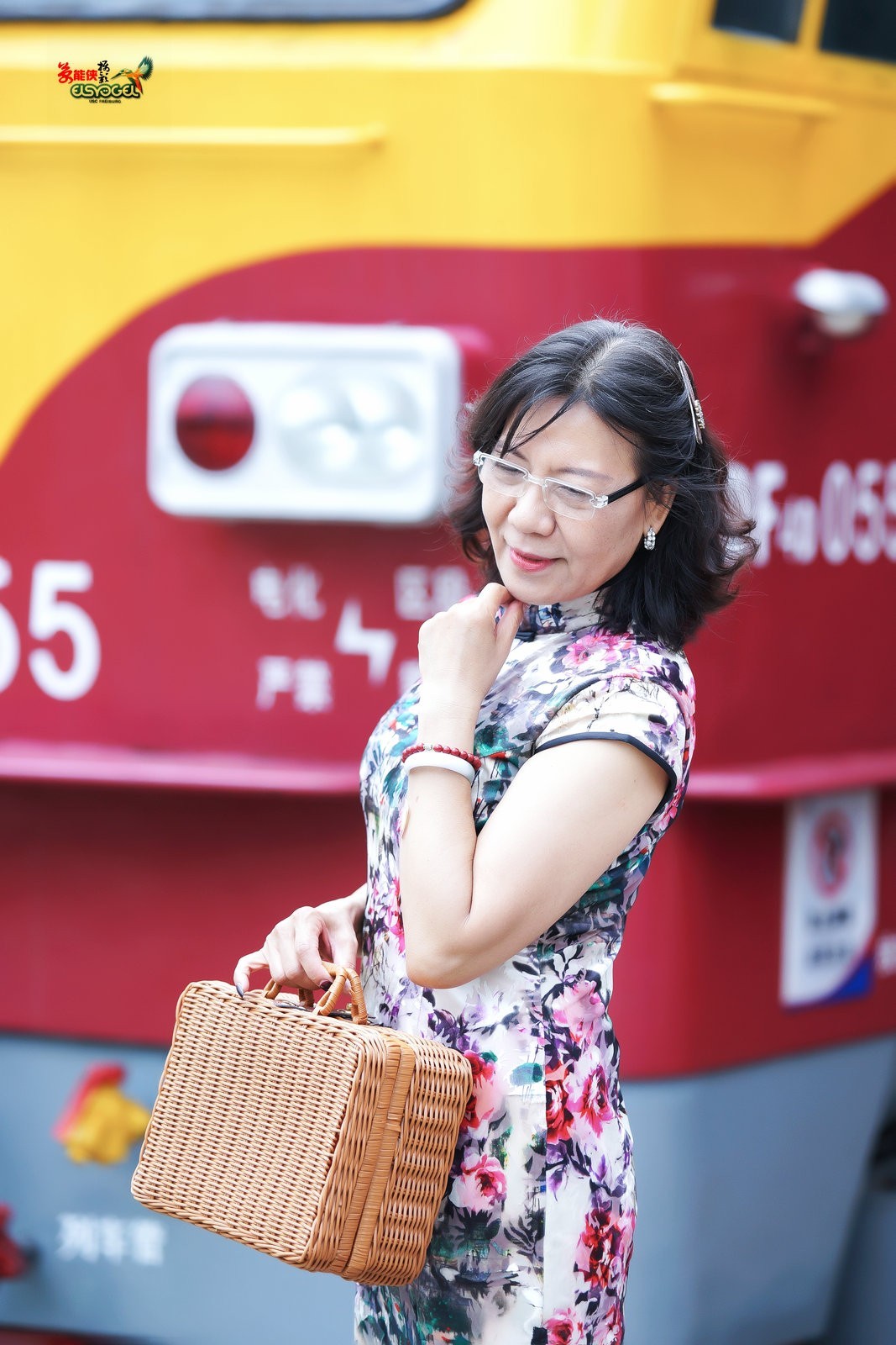 【旧铁路站台美女】---安吉尔