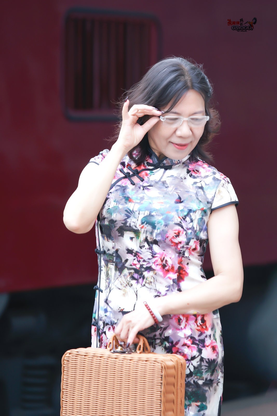 【旧铁路站台美女】---安吉尔