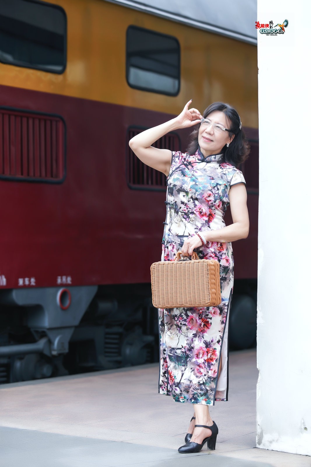 【旧铁路站台美女】---安吉尔