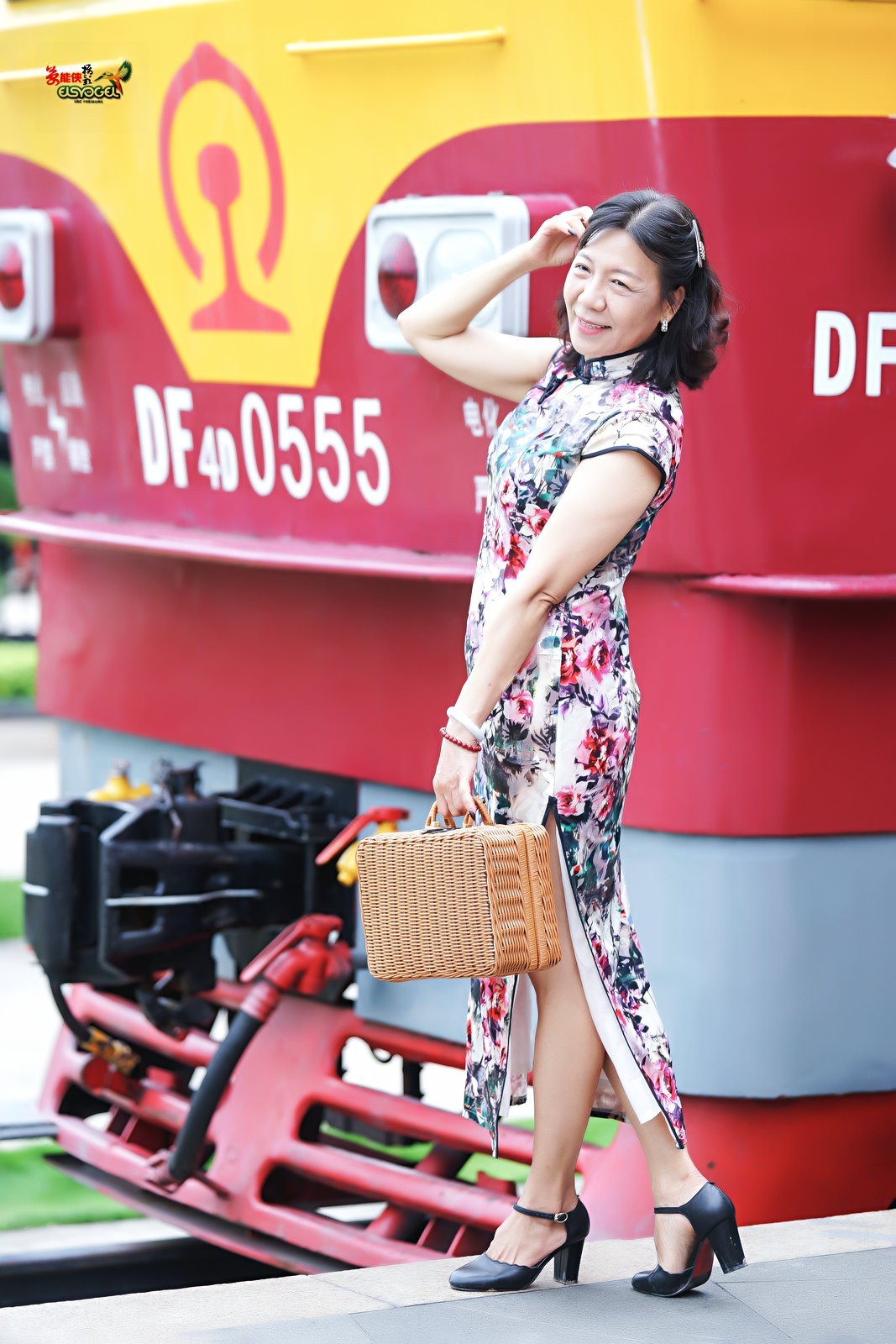 【旧铁路站台美女】---安吉尔