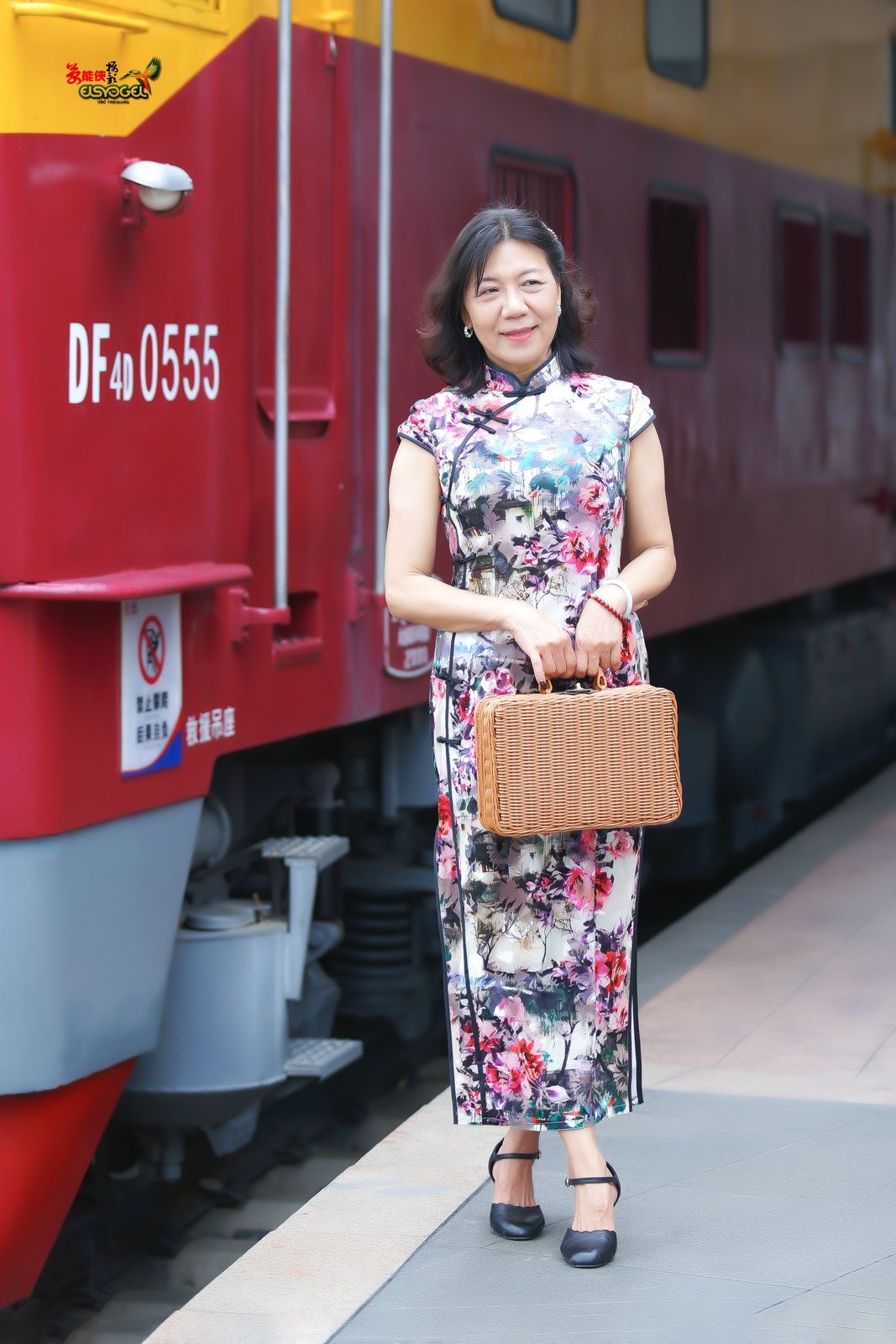 【旧铁路站台美女】---安吉尔