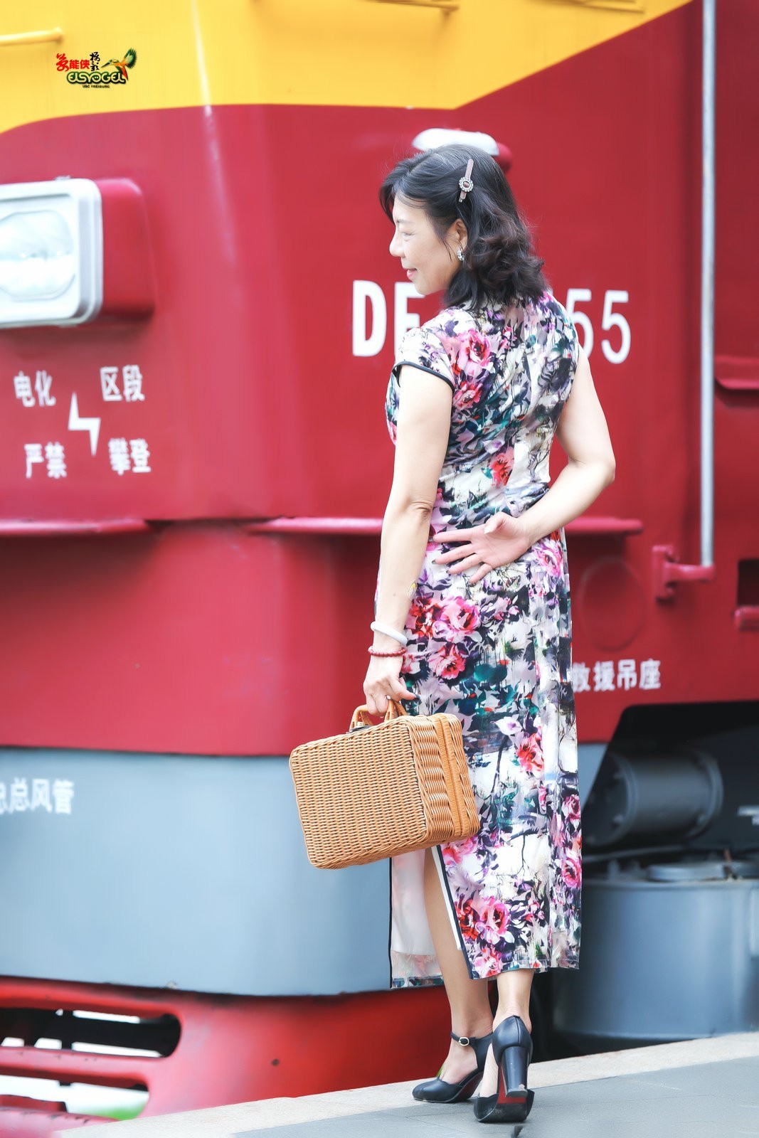 【旧铁路站台美女】---安吉尔