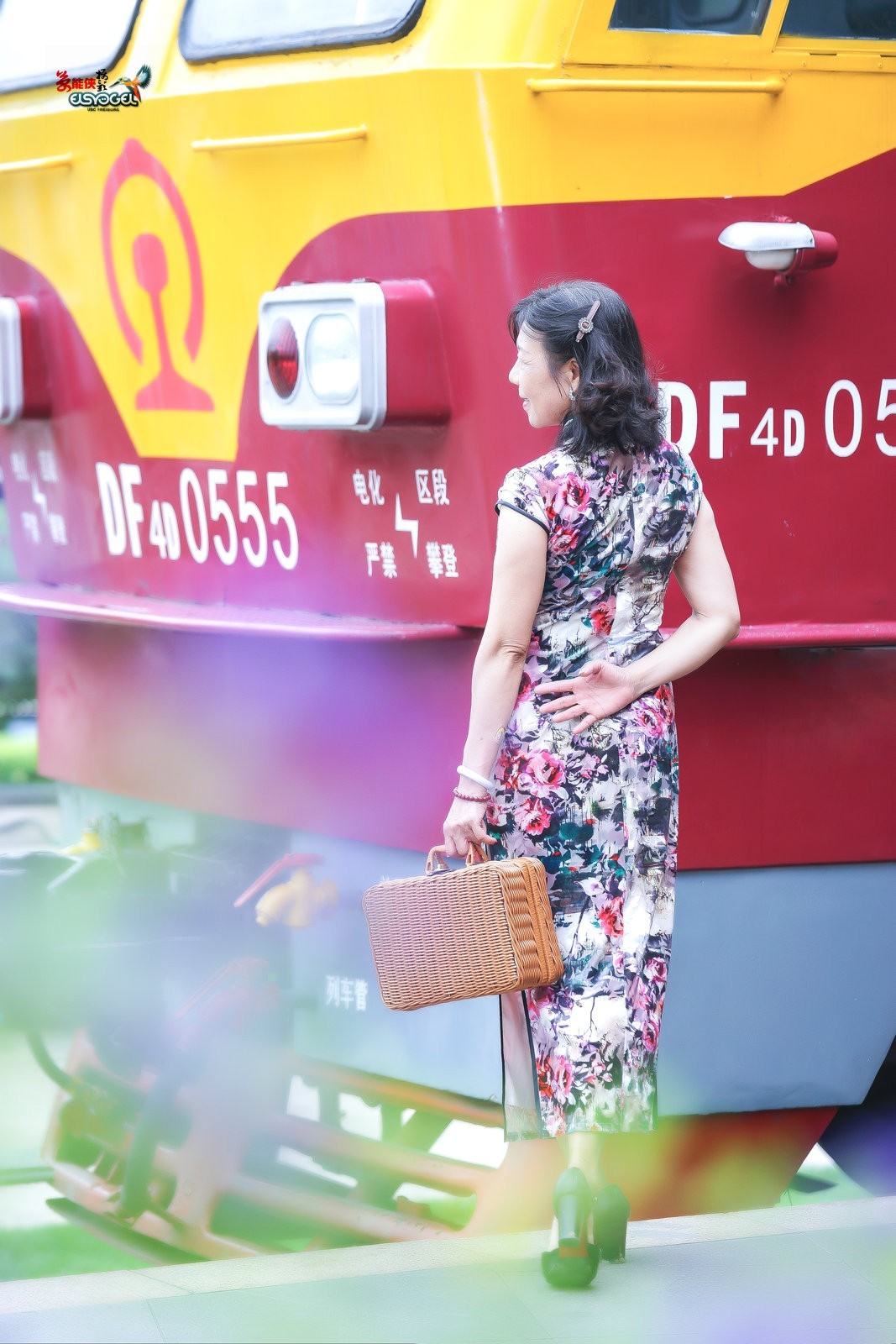 【旧铁路站台美女】---安吉尔