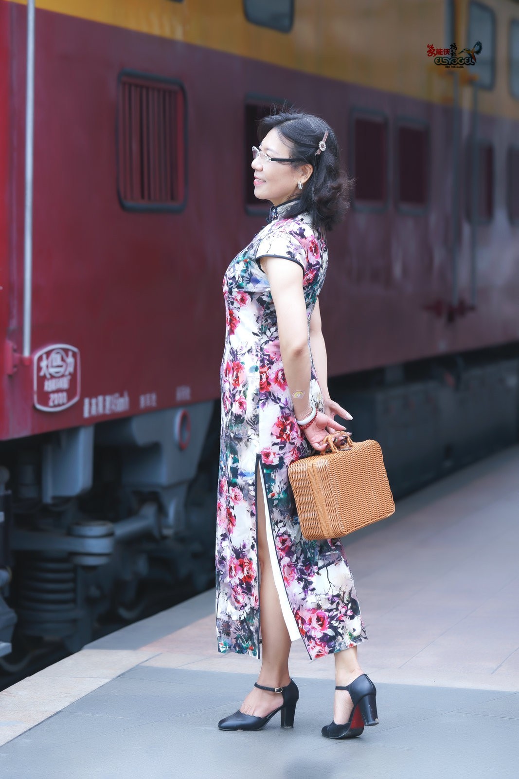 【旧铁路站台美女】---安吉尔