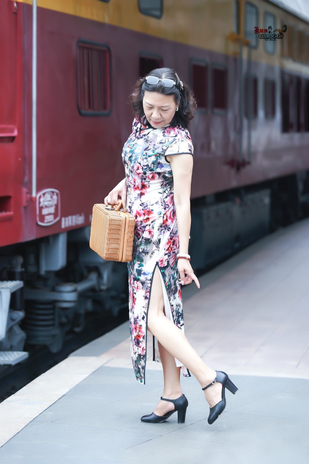 【旧铁路站台美女】---安吉尔