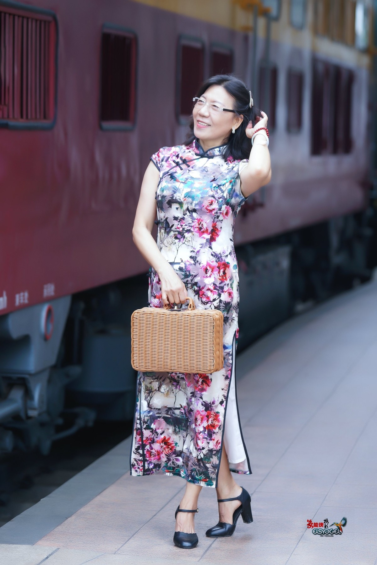 【旧铁路站台美女】---安吉尔