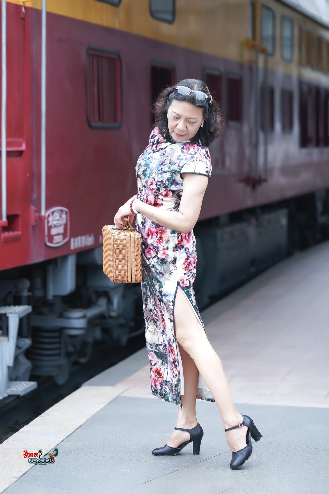 【旧铁路站台美女】---安吉尔