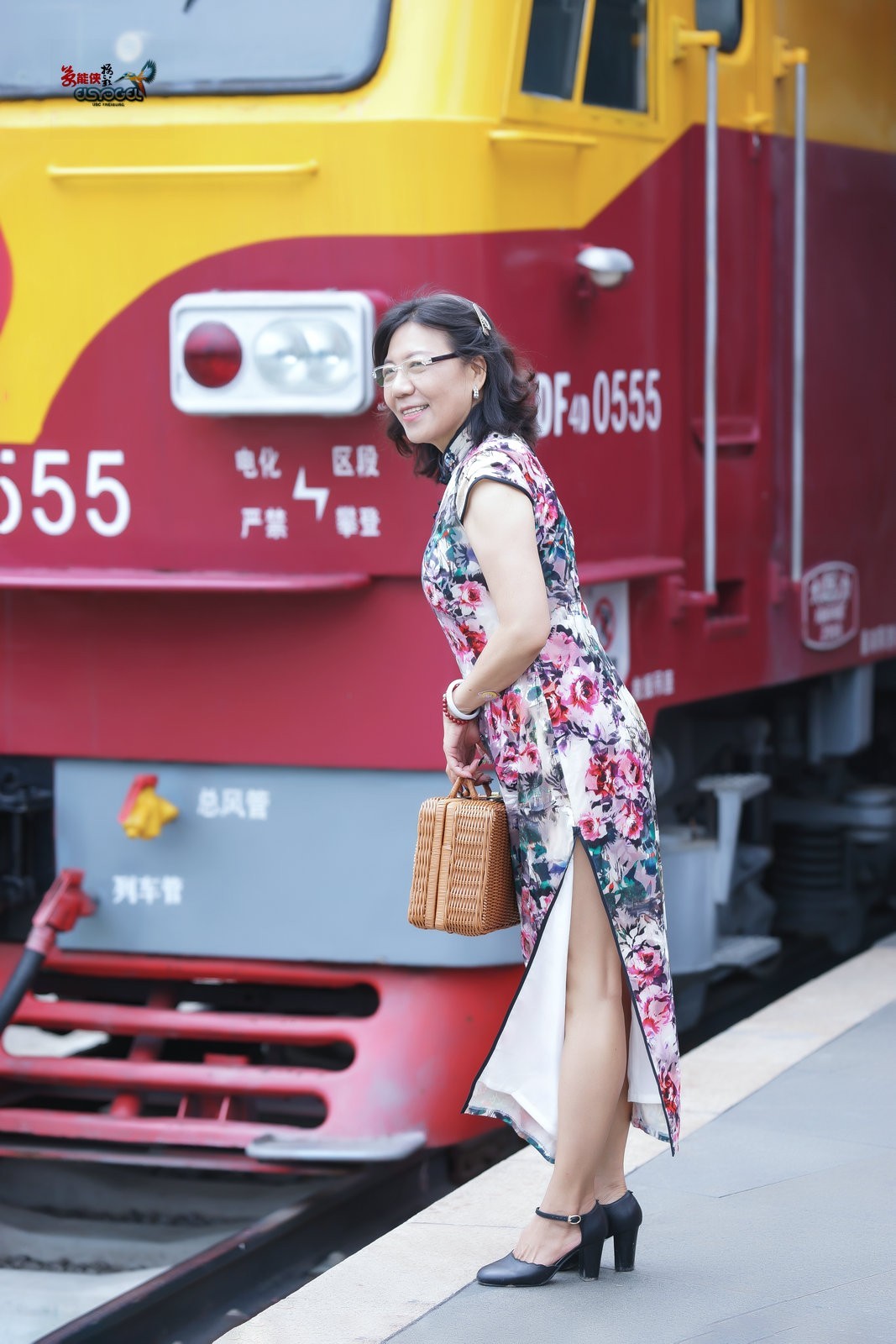 【旧铁路站台美女】---安吉尔