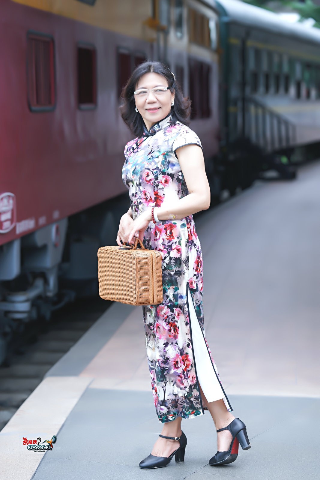 【旧铁路站台美女】---安吉尔