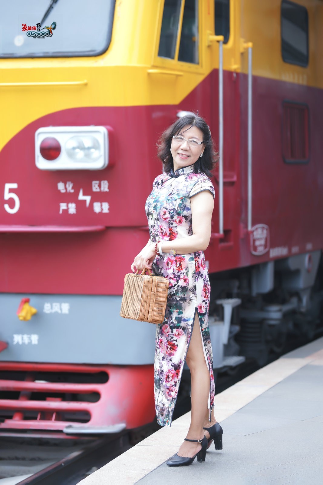 【旧铁路站台美女】---安吉尔