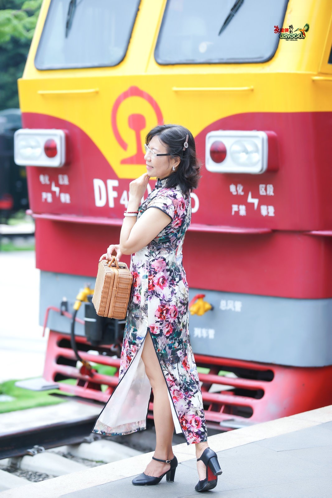 【旧铁路站台美女】---安吉尔