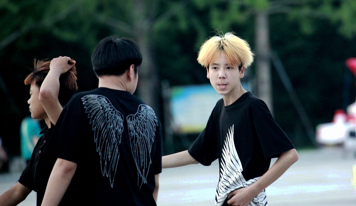 怪异的发型  文雅的小脸