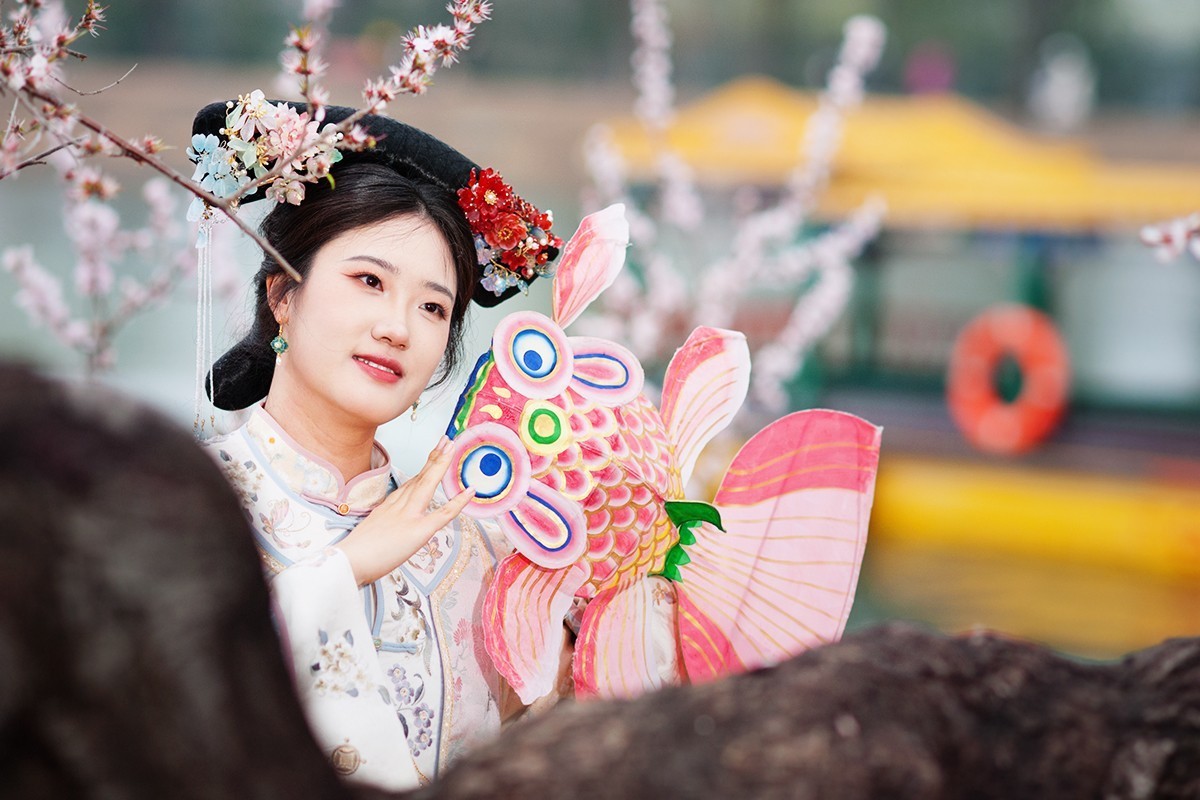 西堤之上的古装人像