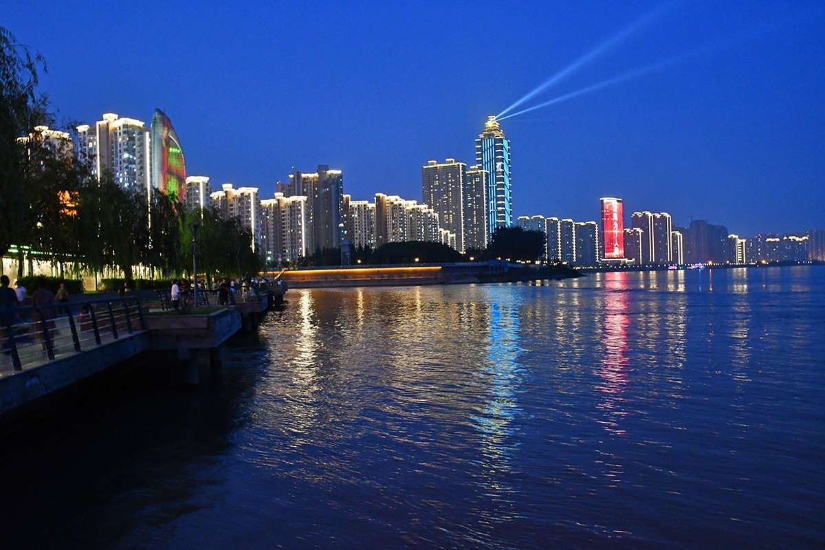 滨江夏夜