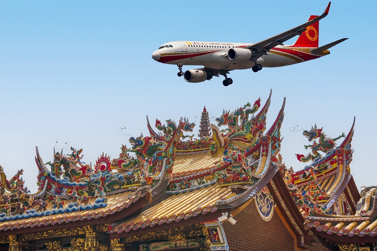 掠过清水宫殿的大飞机