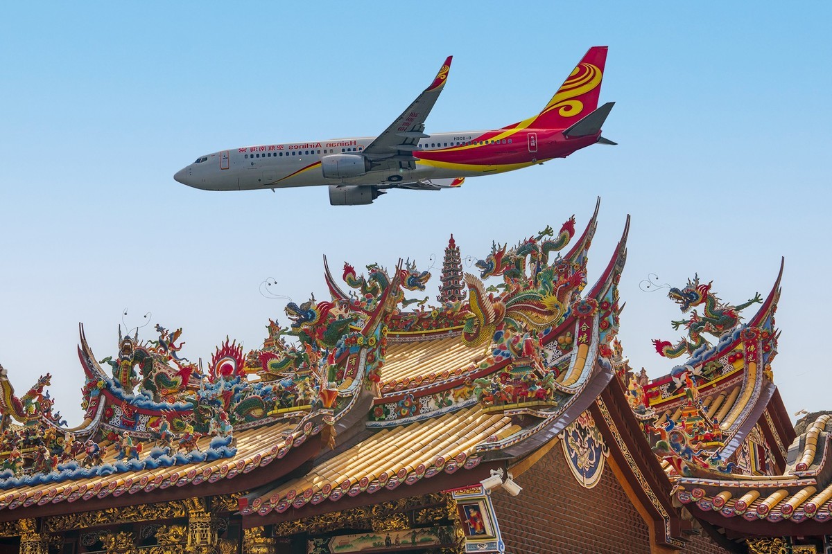 掠过清水宫殿的大飞机