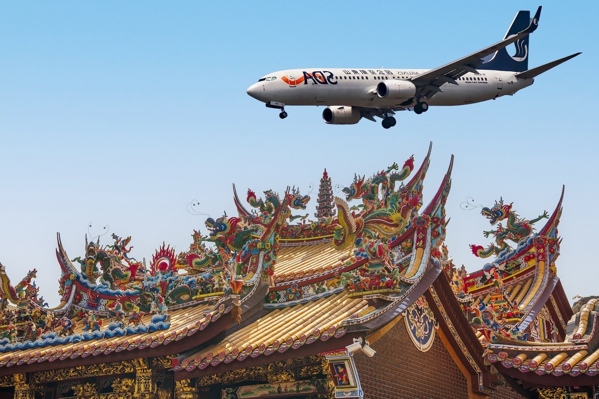 掠过清水宫殿的大飞机