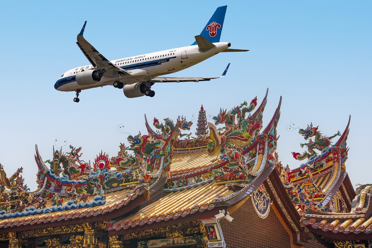 掠过清水宫殿的大飞机