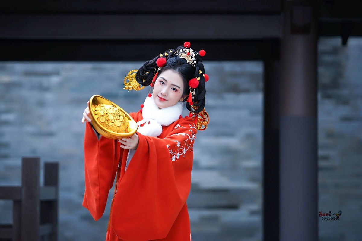 【金元宝财神少女】--- 半鹿