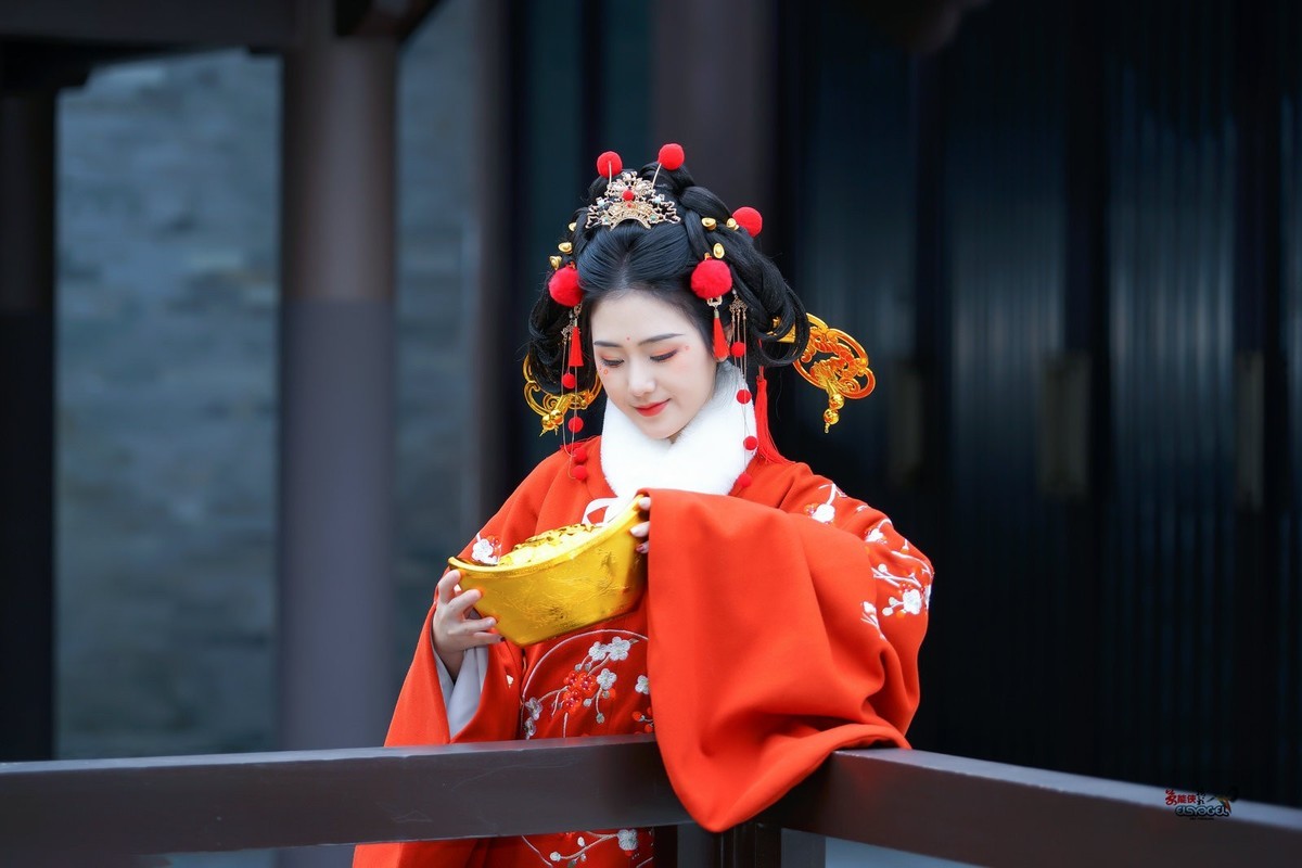 【金元宝财神少女】--- 半鹿