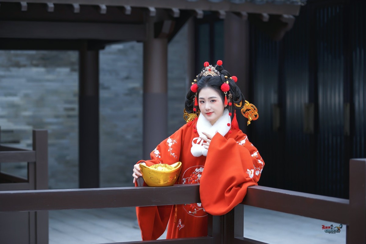 【金元宝财神少女】--- 半鹿