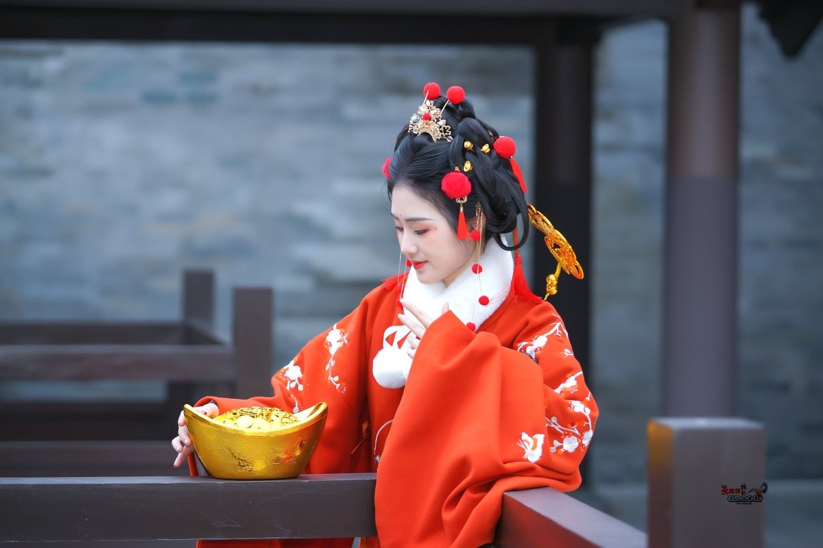 【金元宝财神少女】--- 半鹿