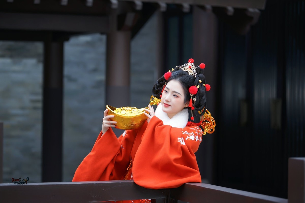 【金元宝财神少女】--- 半鹿