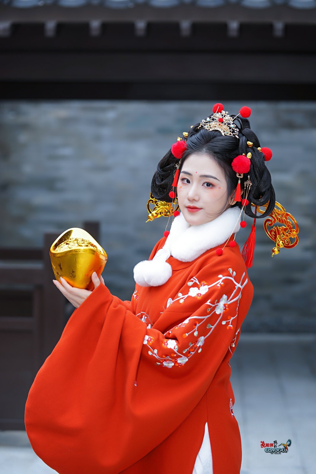 【金元宝财神少女】--- 半鹿