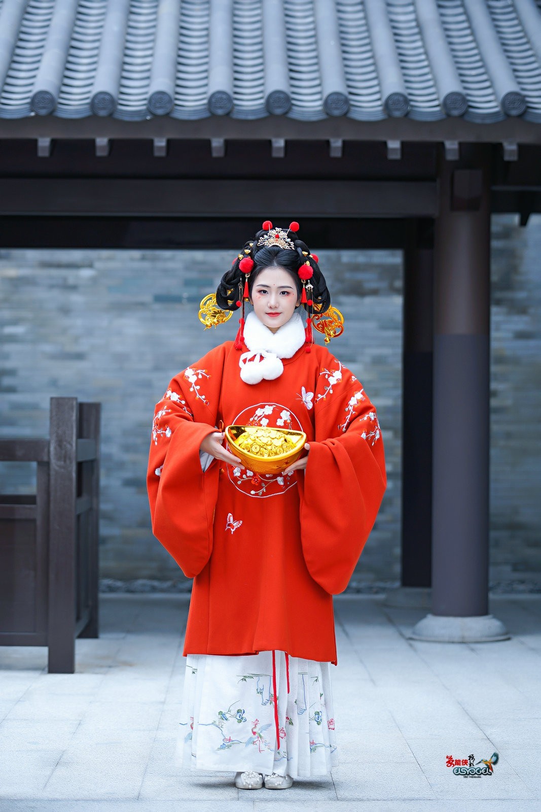 【金元宝财神少女】--- 半鹿