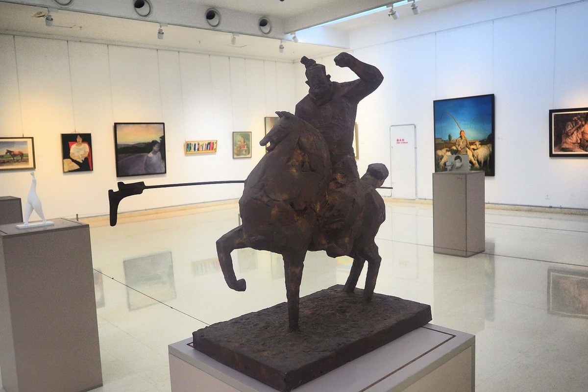 《河北工艺美术职业学院建校60周年回顾展》下