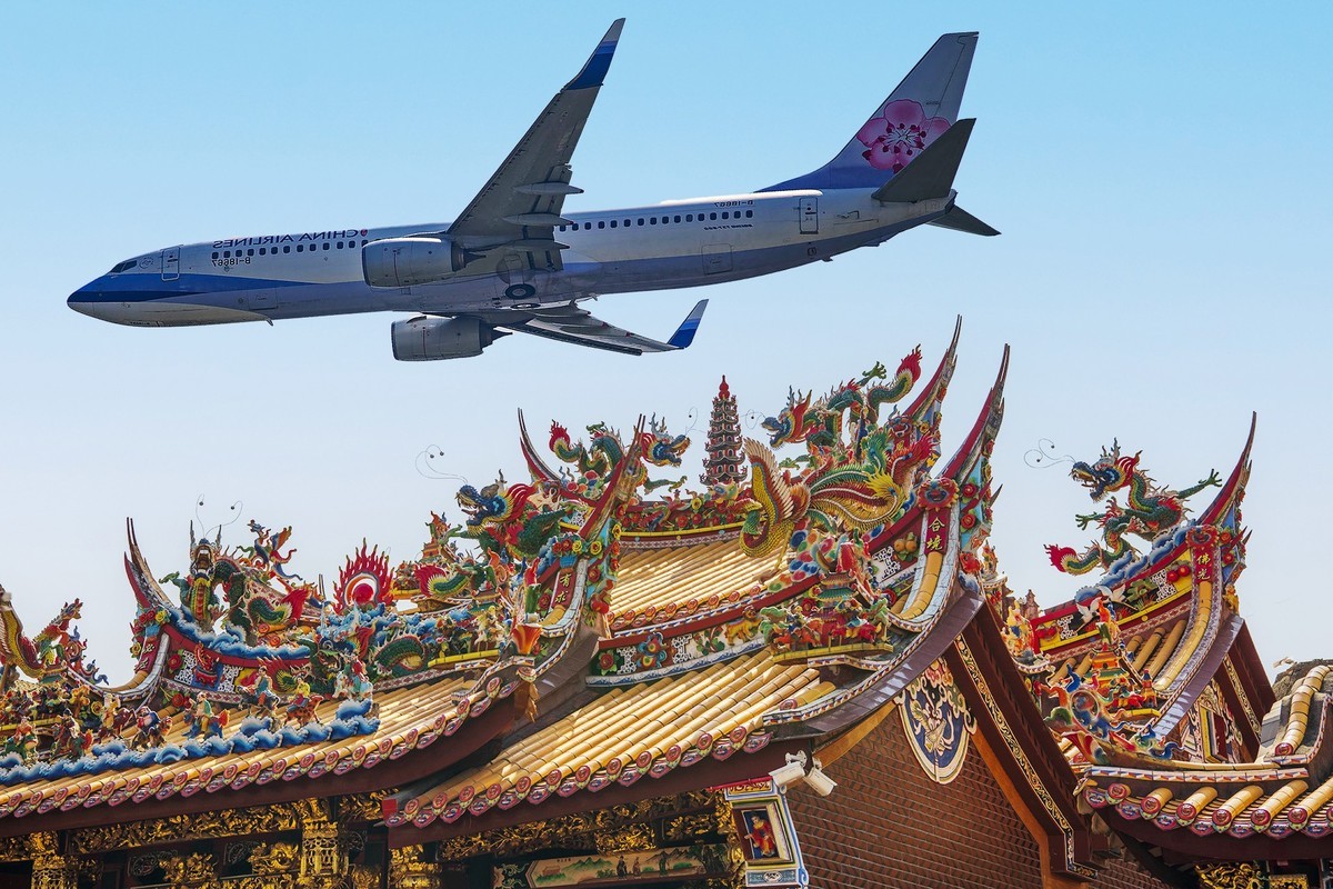 掠过清水宫殿的大飞机