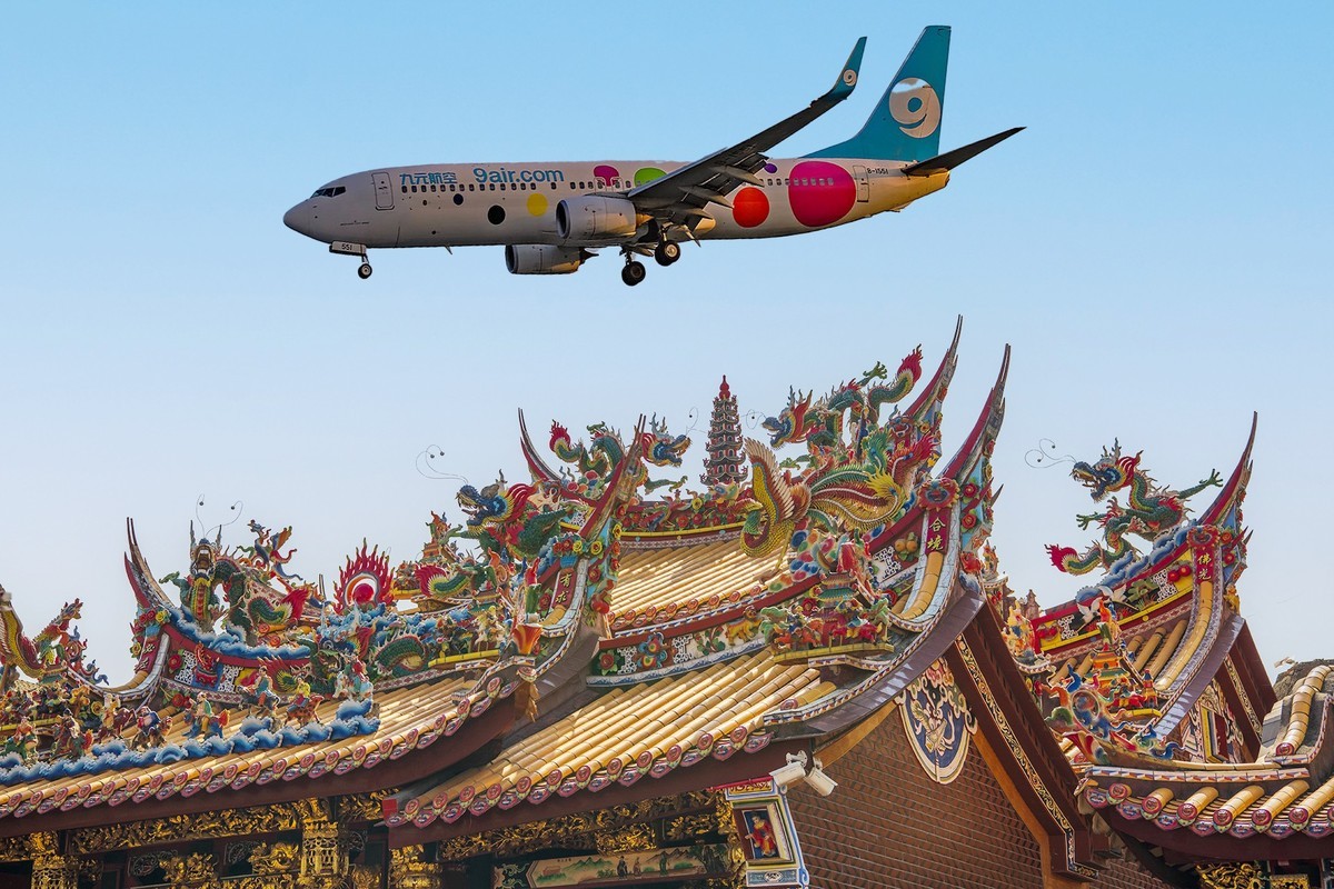 掠过清水宫殿的大飞机