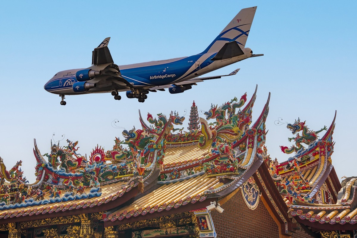 掠过清水宫殿的大飞机