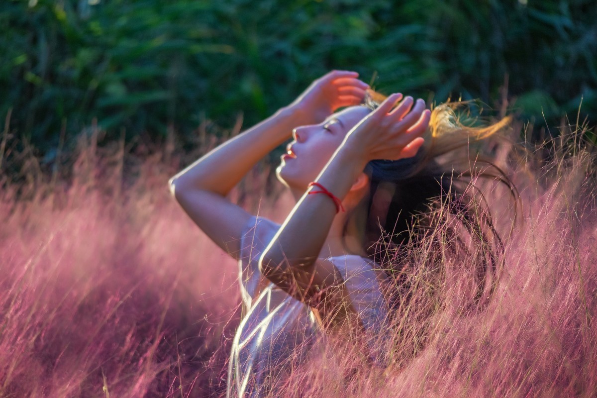 黄浦江旁蹭拍人像