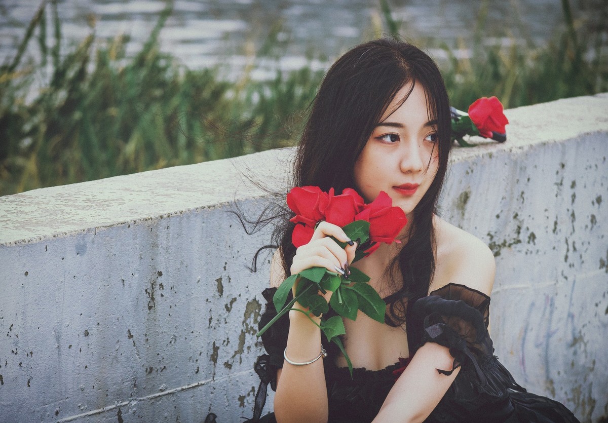 黄浦江旁蹭拍人像