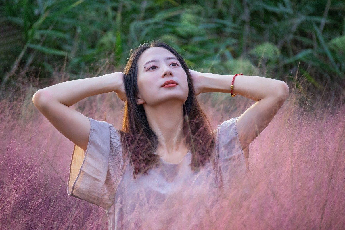 黄浦江旁蹭拍人像