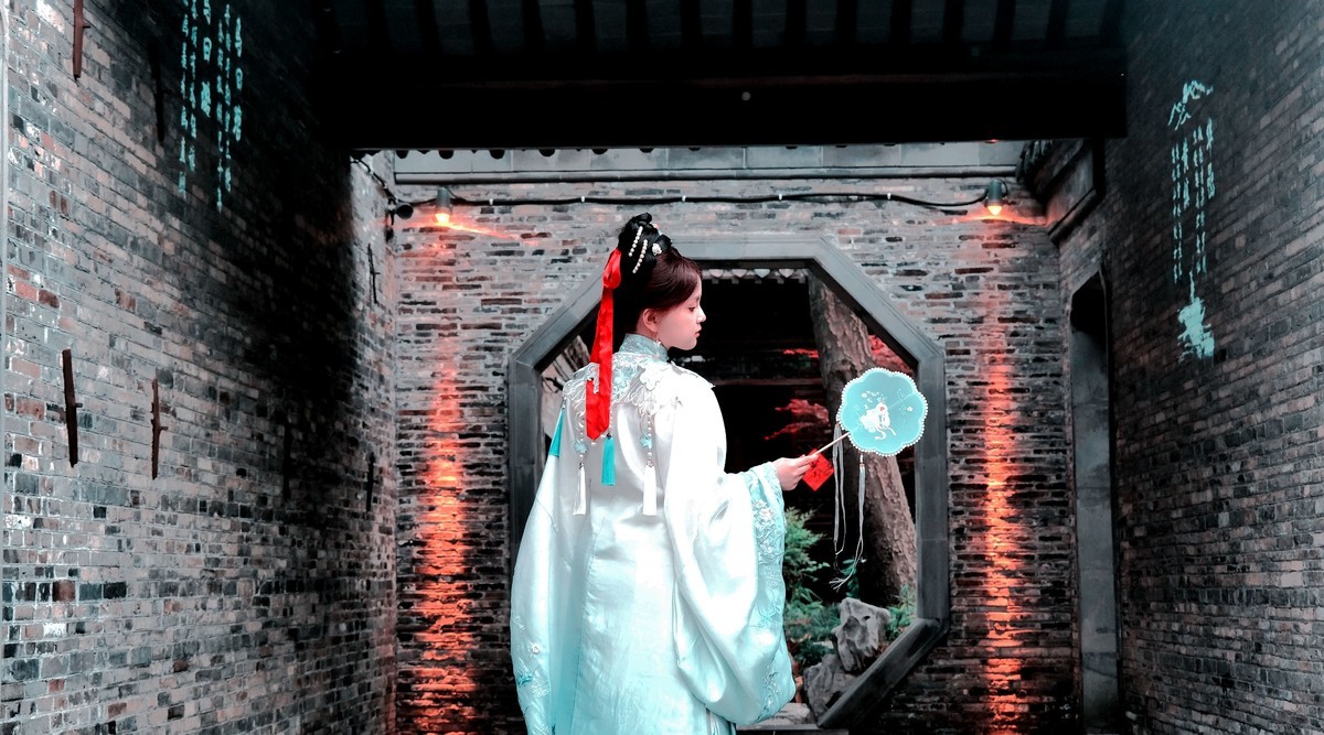 穿古装可爱的小女孩
