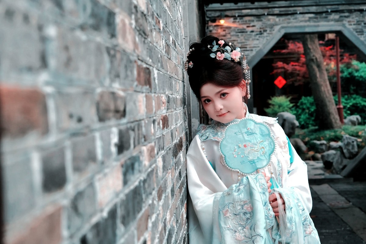 穿古装可爱的小女孩