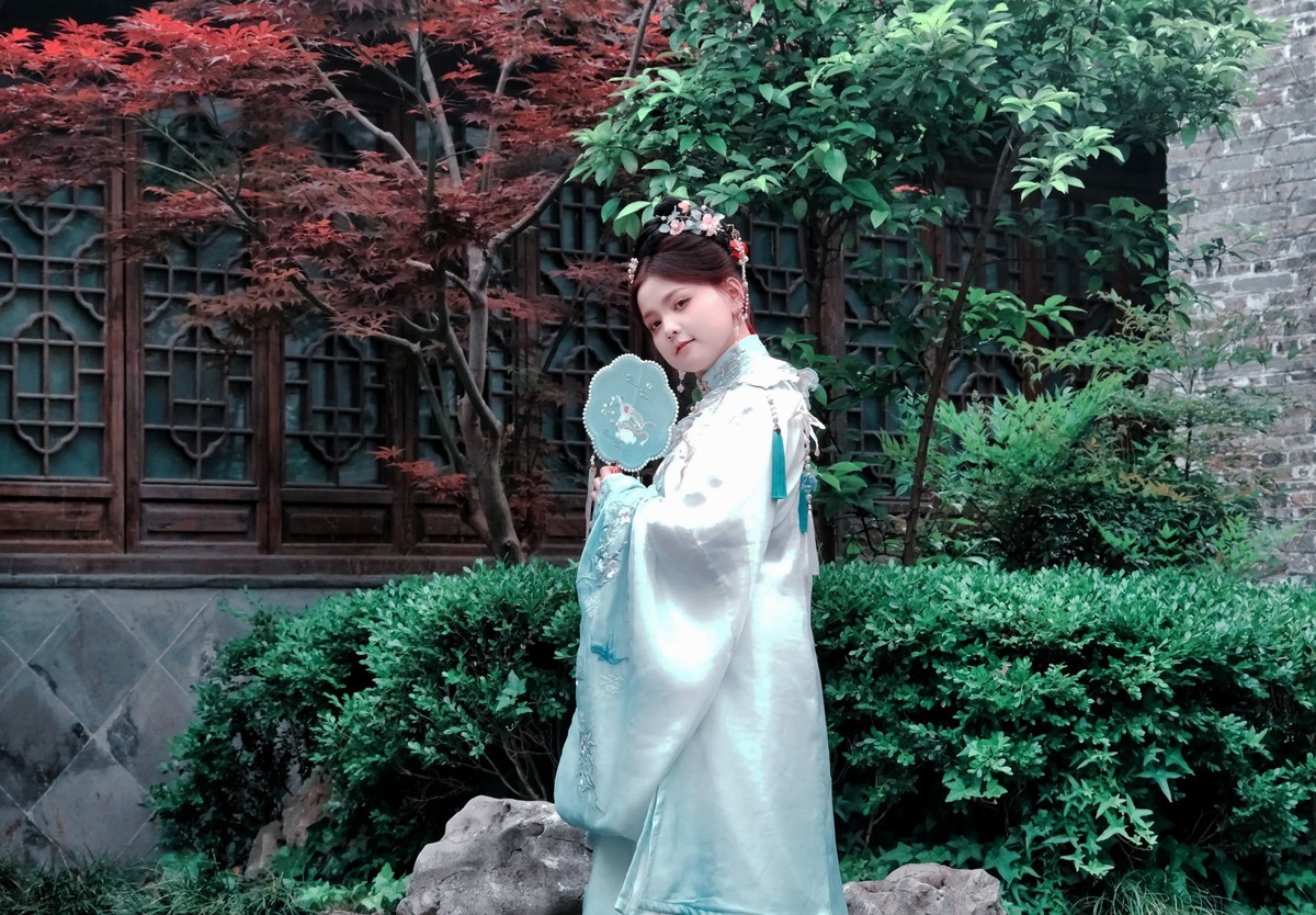 穿古装可爱的小女孩