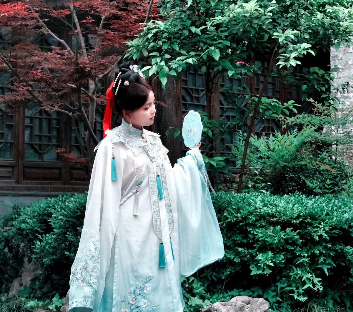 穿古装可爱的小女孩