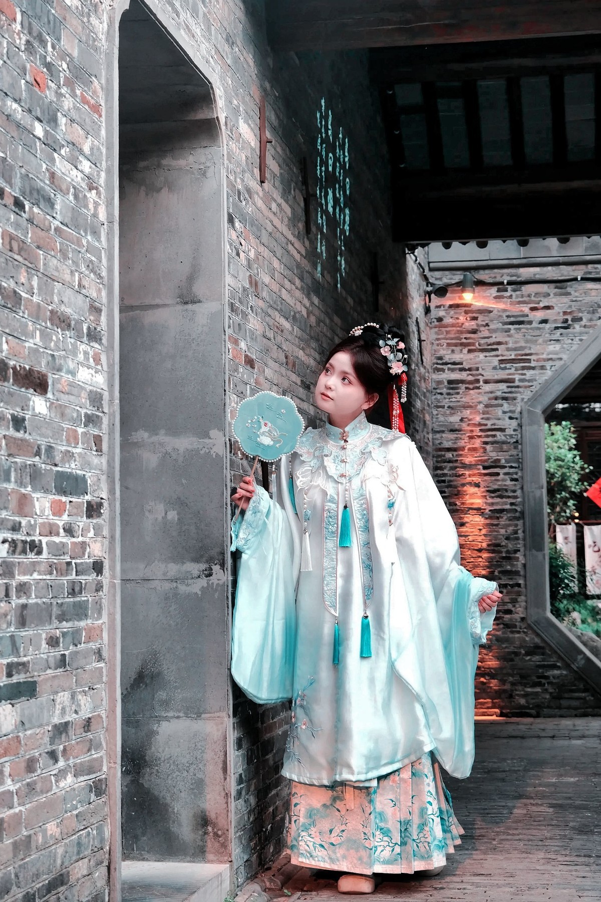 穿古装可爱的小女孩