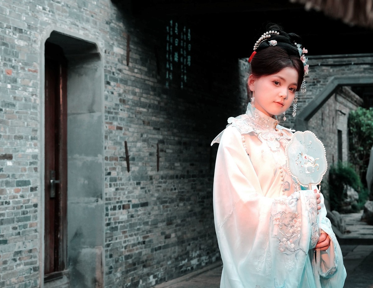 穿古装可爱的小女孩