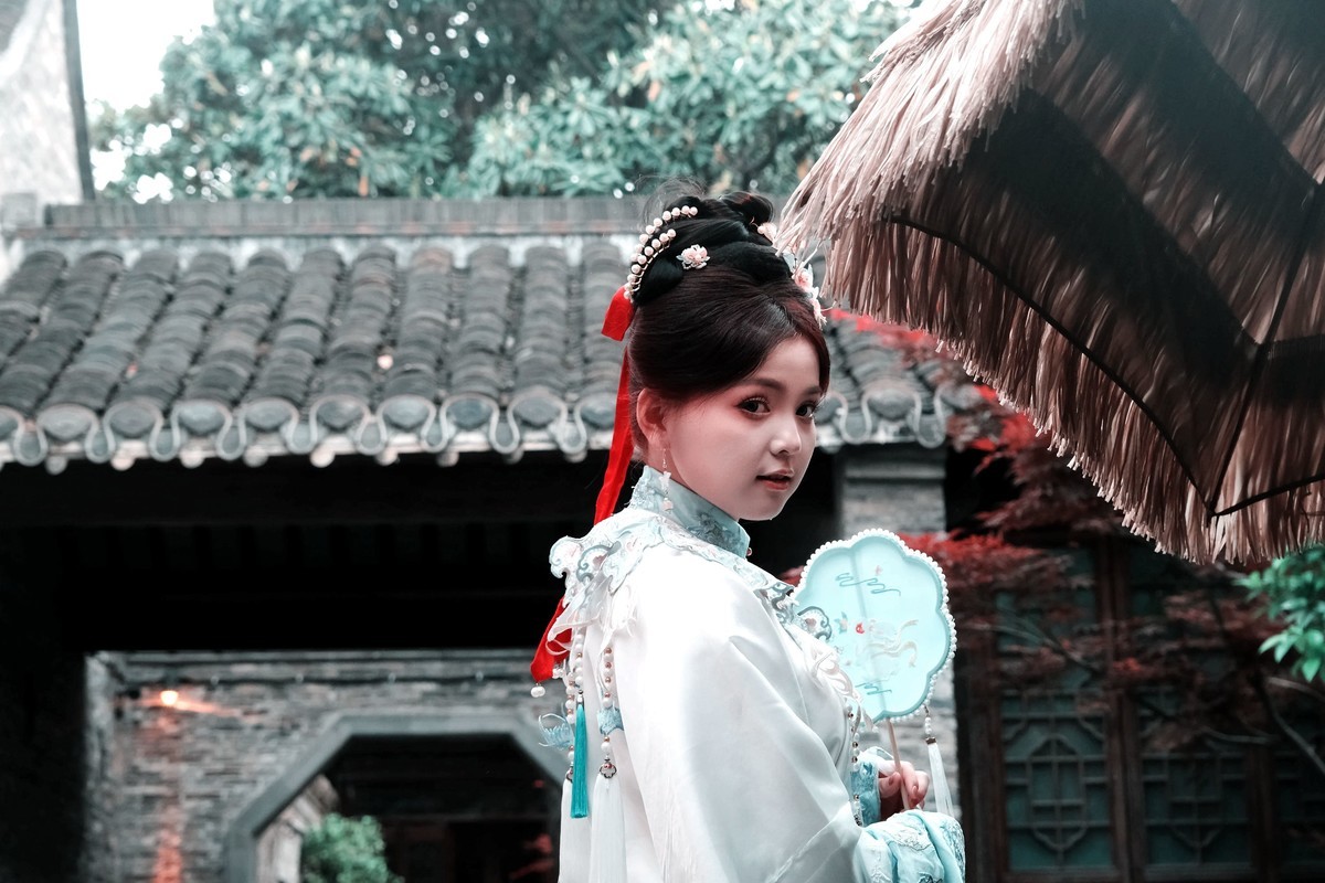 穿古装可爱的小女孩