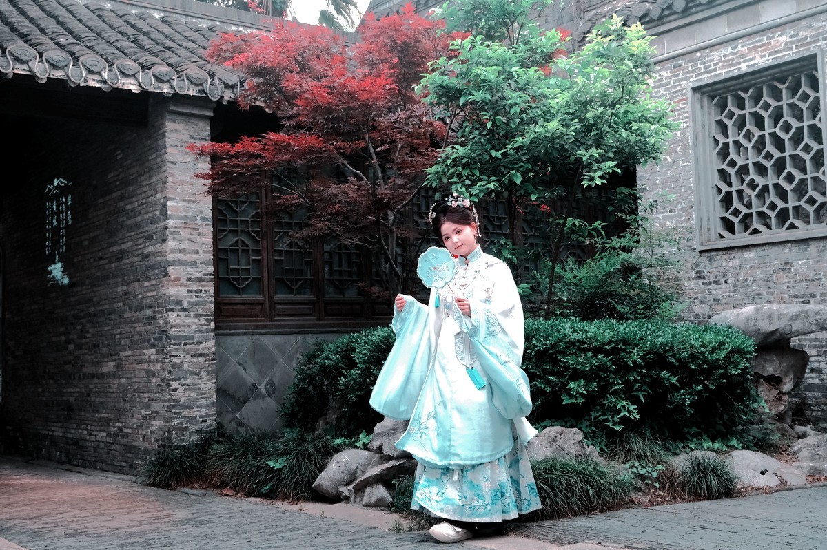 穿古装可爱的小女孩