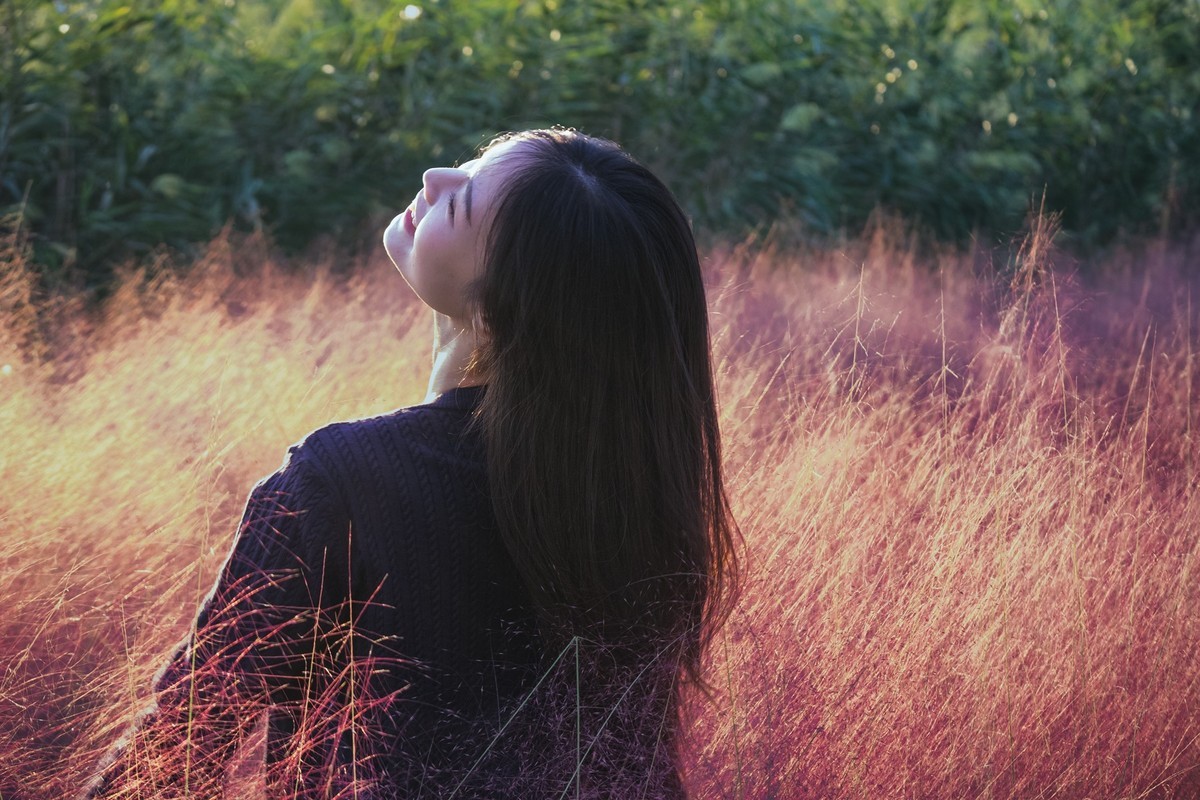 黄浦江旁蹭拍人像