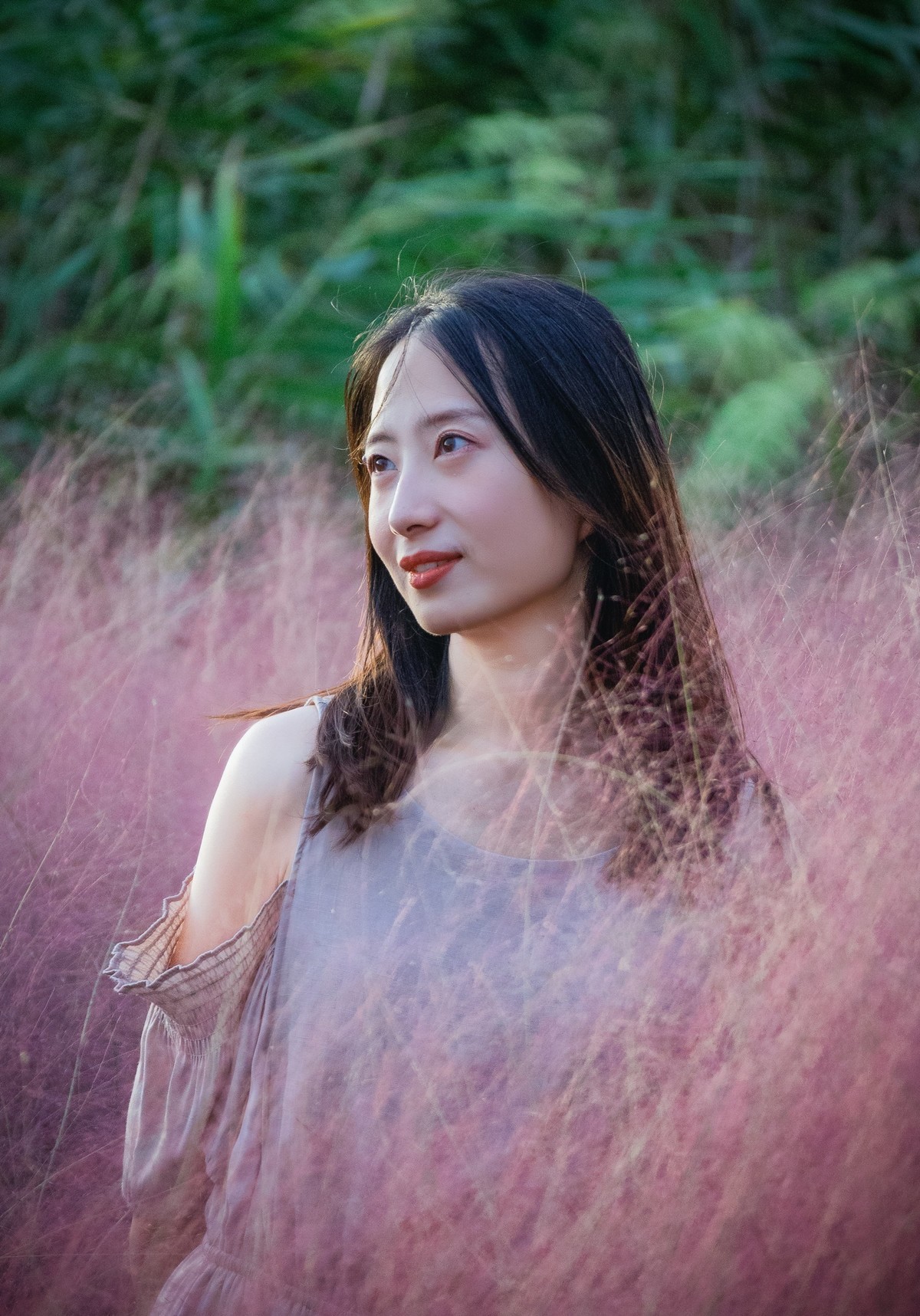 黄浦江旁蹭拍人像